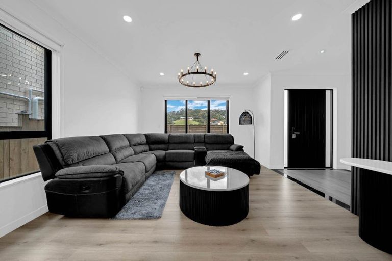 Photo of property in 2a Ballyalton Crescent, Flat Bush, Auckland, 2019