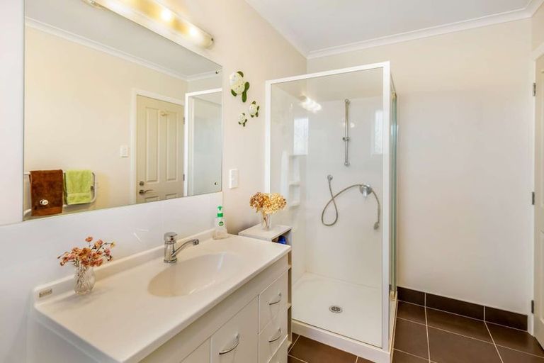 Photo of property in 11 Cleveland Heights, Kelvin Grove, Palmerston North, 4414