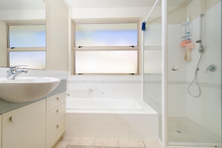 Photo of property in 2/15 Stoneleigh Court, Sunnynook, Auckland, 0632