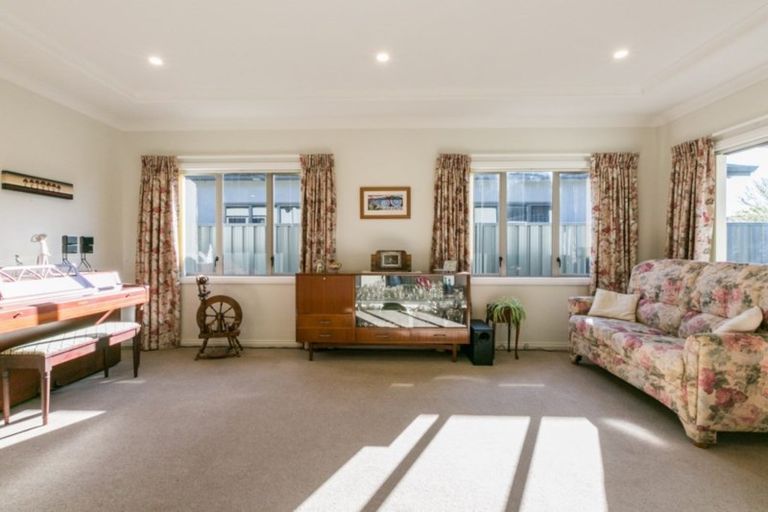 Photo of property in 20 Heynes Place, Clive, 4102