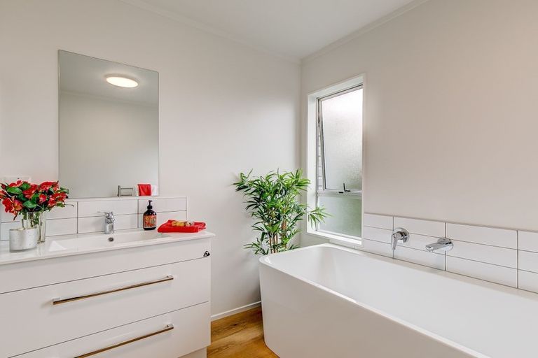 Photo of property in 10 Kahu Road, Paremata, Porirua, 5024