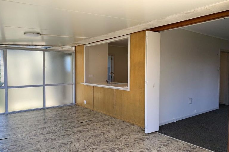 Photo of property in 90 Matipo Road, Te Atatu Peninsula, Auckland, 0610