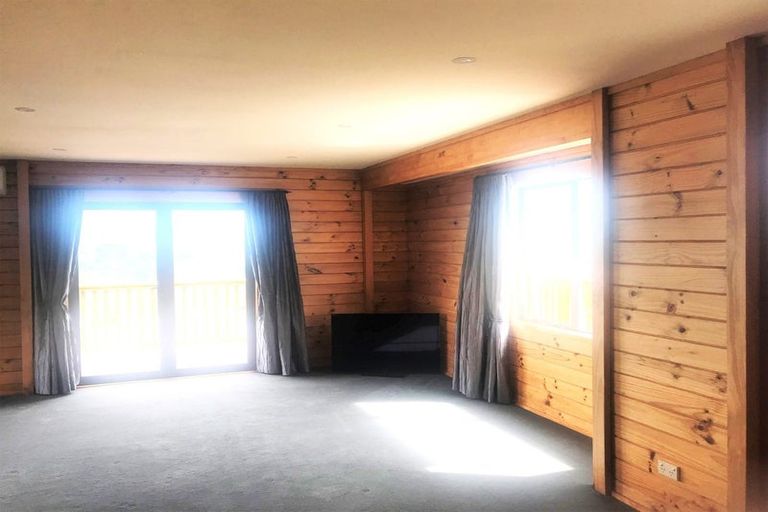 Photo of property in 123 Luckens Road, West Harbour, Auckland, 0618