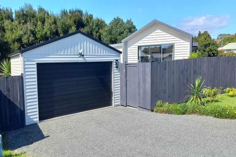 Photo of property in 2 Meenas Place, Cable Bay, 0420
