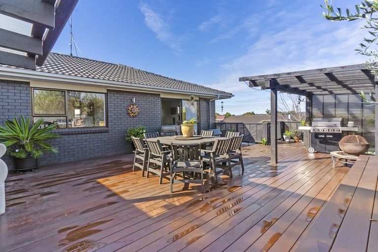 Photo of property in 33 Channing Crescent, Botany Downs, Auckland, 2010