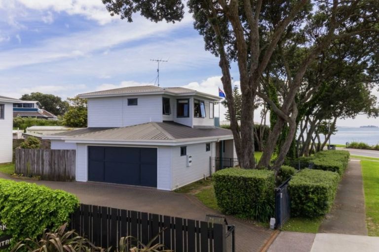 Photo of property in 33 The Esplanade, Eastern Beach, Auckland, 2012