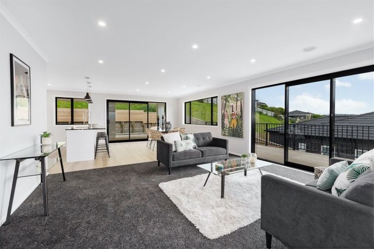 Photo of property in 8 Canary Way, Whitby, Porirua, 5024