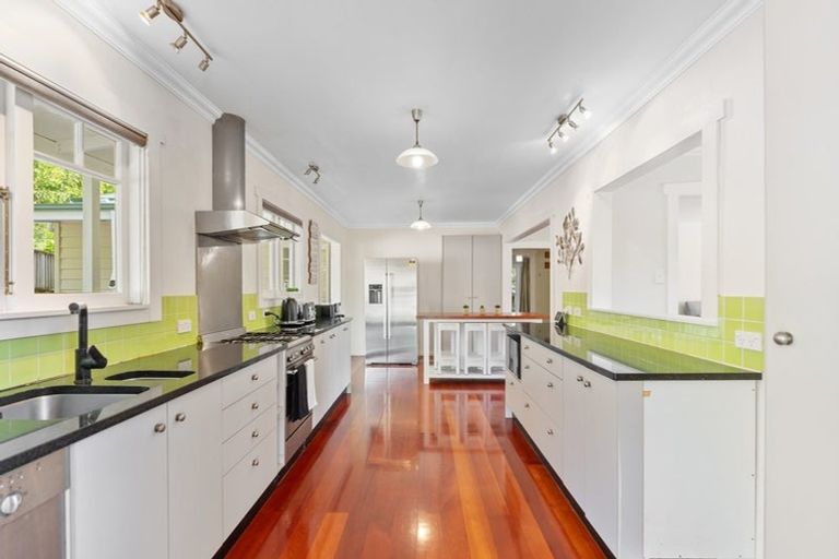 Photo of property in 42 Mountain Road, Henderson Valley, Auckland, 0612