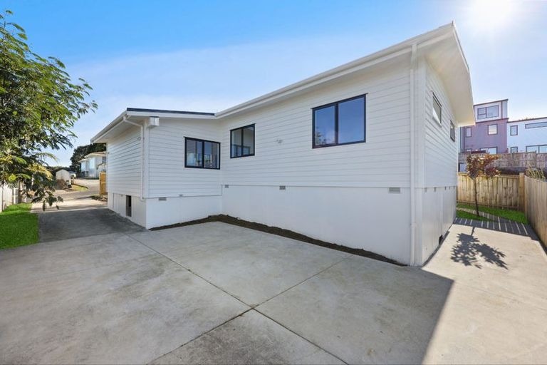 Photo of property in 13 Cedar Heights Avenue, Massey, Auckland, 0614
