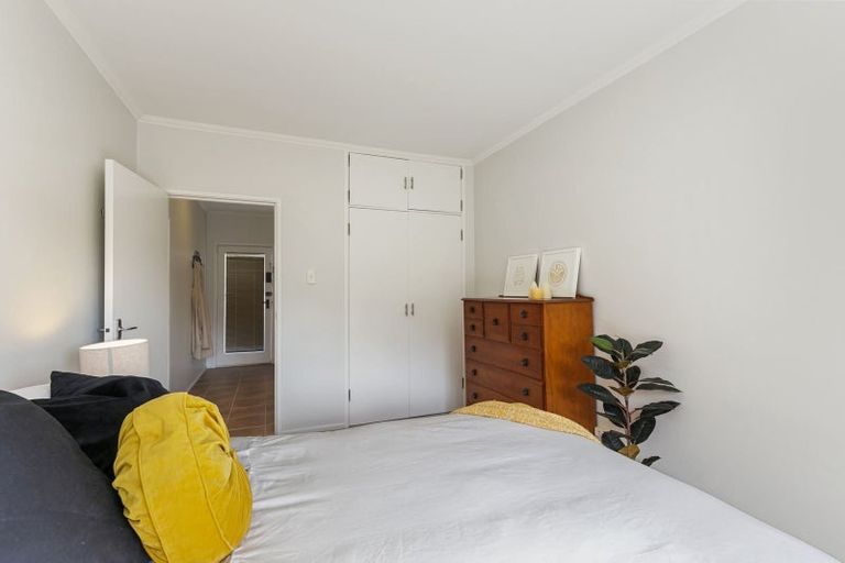 Photo of property in Kingsgate Flats, 10 Austin Street, Mount Victoria, Wellington, 6011