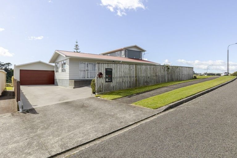 Photo of property in 100 Riversdale Drive, Merrilands, New Plymouth, 4312