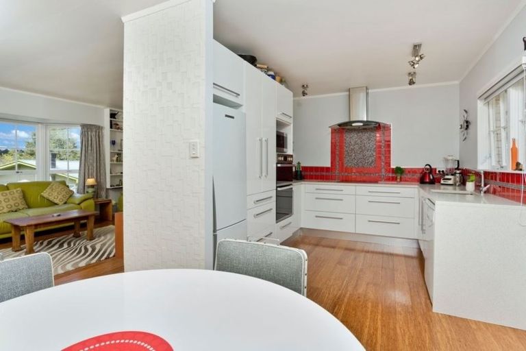 Photo of property in 2/28 Sovereign Place, Glenfield, Auckland, 0629