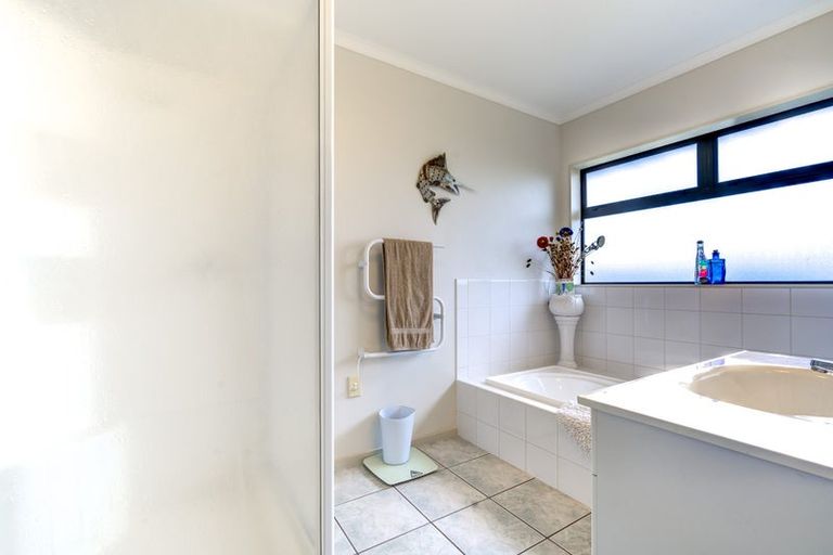 Photo of property in 22 Hollinger Place, Nawton, Hamilton, 3200