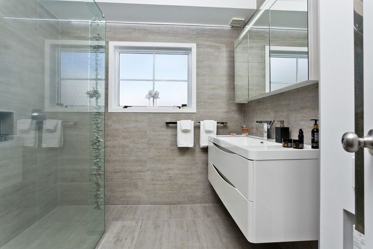 Photo of property in 1/42 Toroa Street, Torbay, Auckland, 0630