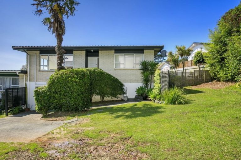 Photo of property in 2/38 Ayton Drive, Totara Vale, Auckland, 0629