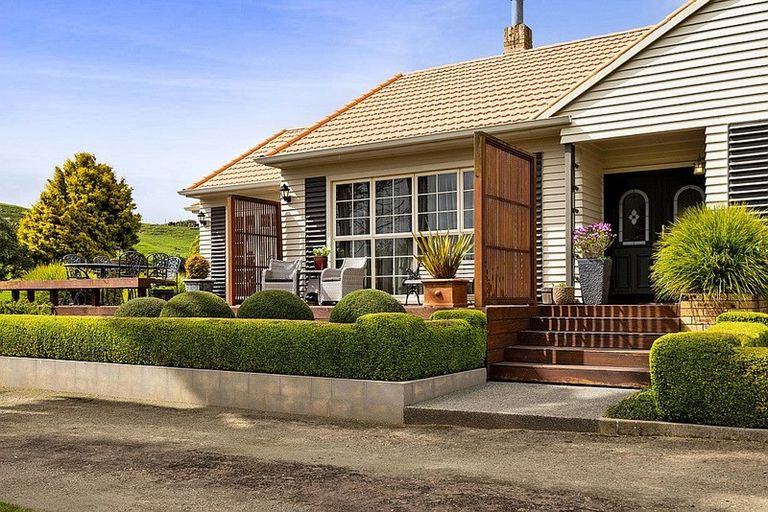 Photo of property in 5171b Mountain Road, Eltham, 4398