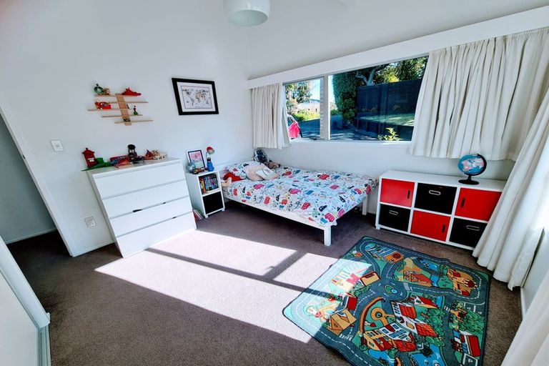 Photo of property in 2/42 Knightsbridge Drive, Forrest Hill, Auckland, 0620