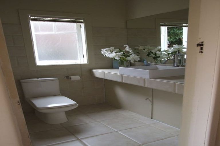 Photo of property in 1/130 Sunset Road, Unsworth Heights, Auckland, 0632