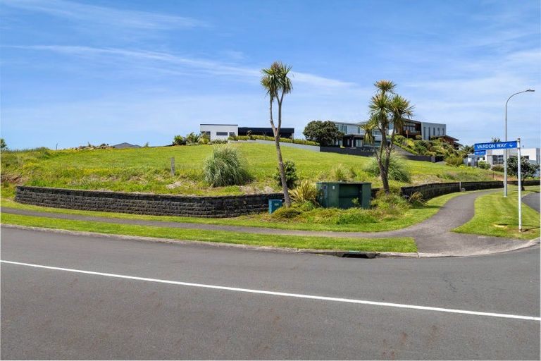 Photo of property in 2 Vardon Way, Waiwhakaiho, New Plymouth, 4312