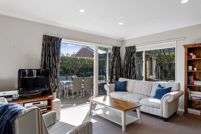 Photo of property in 2/281 Memorial Avenue, Burnside, Christchurch, 8053