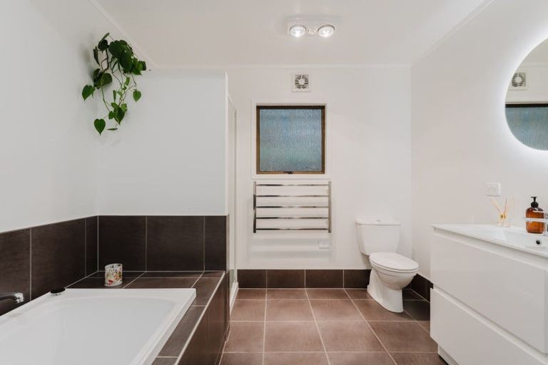 Photo of property in 7 John Dee Crescent, Red Beach, 0932