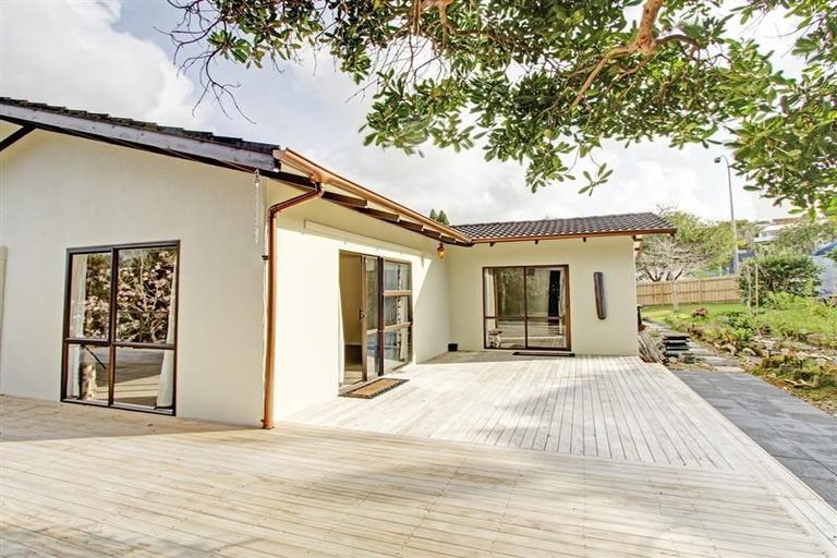 Photo of property in 110 Chelsea View Drive, Chatswood, Auckland, 0626