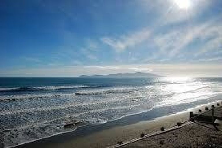 Photo of property in Te Kakariki Apartments, 3/8 Wellington Road, Paekakariki, 5034