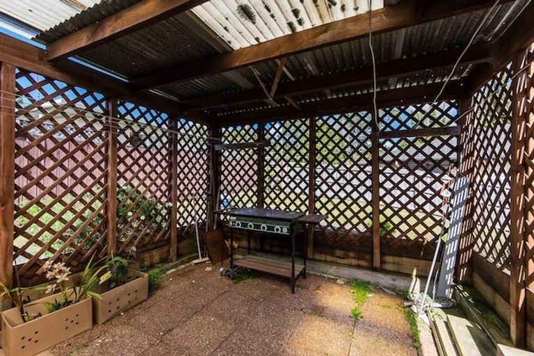 Photo of property in 40 Tomo Street, New Lynn, Auckland, 0600