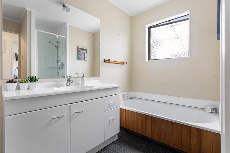 Photo of property in 20 Epping Place, Richmond Heights, Taupo, 3330