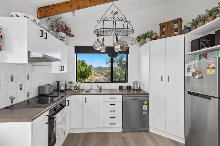 Photo of property in 15 Empressa Heights, Helensville, 0800