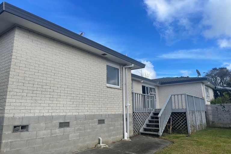 Photo of property in 2 Kerlin Crescent, West Harbour, Auckland, 0618