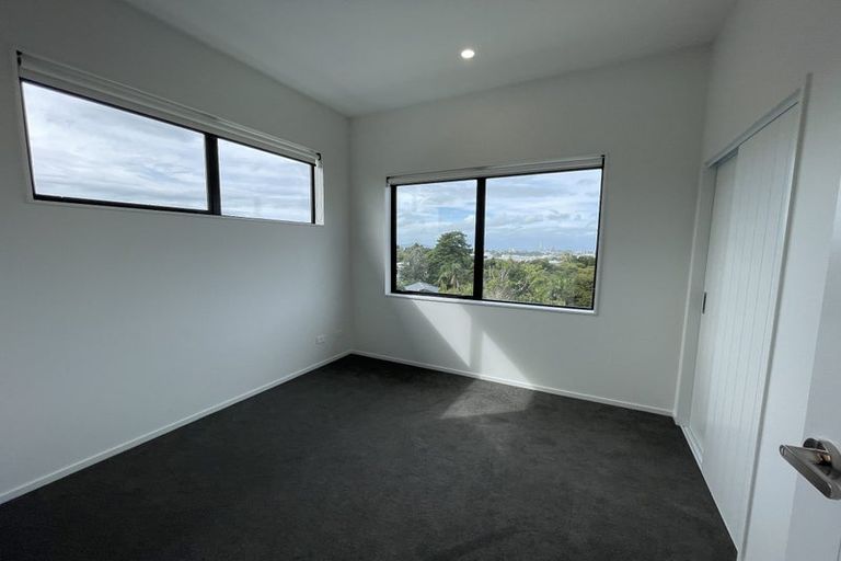 Photo of property in 5a Merton Avenue, Glenfield, Auckland, 0627