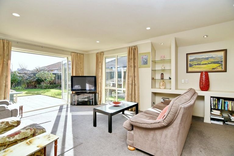 Photo of property in 8 Ross Place, Northwood, Christchurch, 8051