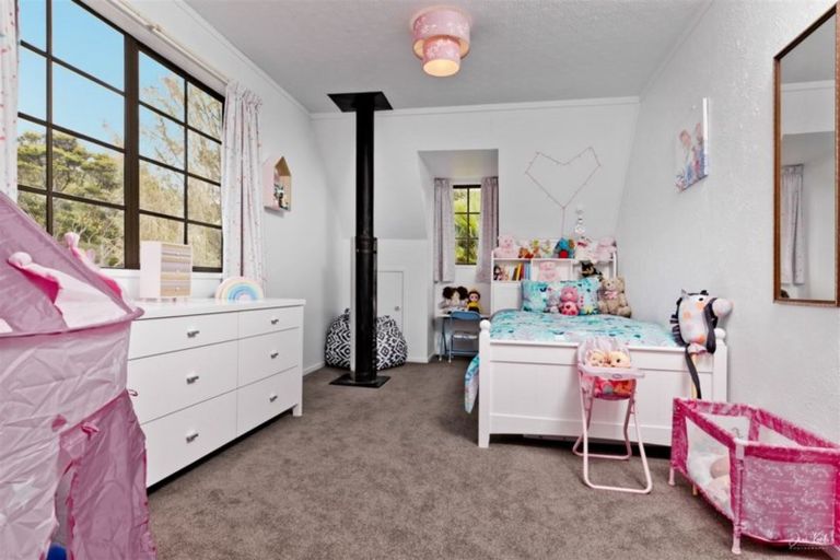 Photo of property in 84 Grassmere Road, Henderson Valley, Auckland, 0612