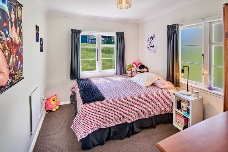 Photo of property in 2 Kereru Bend, Tawa, Wellington, 5028