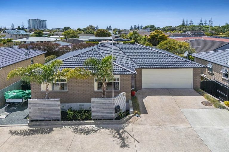 Photo of property in 8 Waitaha Close, Orewa, 0931