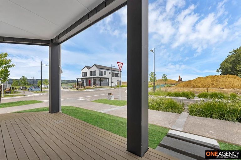 Photo of property in 18 Waimarie Drive, Karaka, 2578