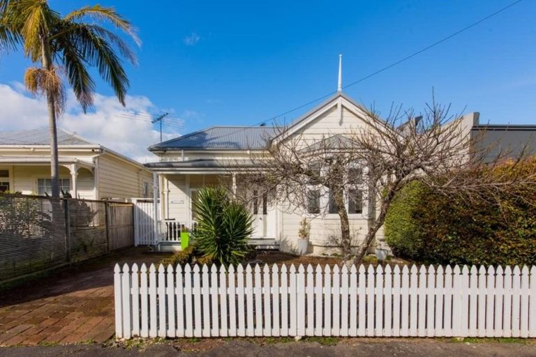 Photo of property in 24 Anne Street, Devonport, Auckland, 0624