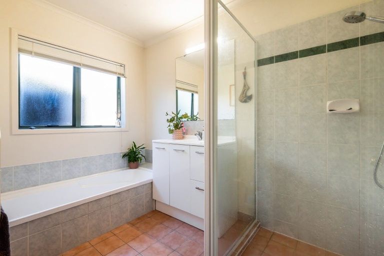 Photo of property in 15 Hercules Drive, Henderson, Auckland, 0612