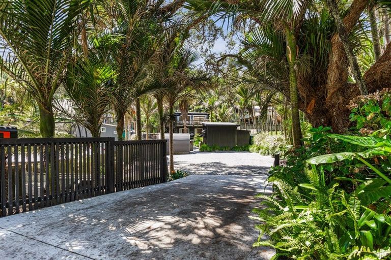 Photo of property in 80 Motutara Road, Muriwai, Waimauku, 0881