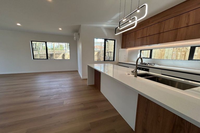 Photo of property in 215a Forrest Hill Road, Forrest Hill, Auckland, 0620