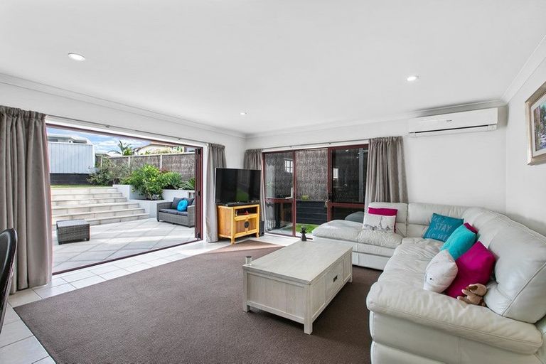 Photo of property in 13 Onemana Way, Te Atatu Peninsula, Auckland, 0610