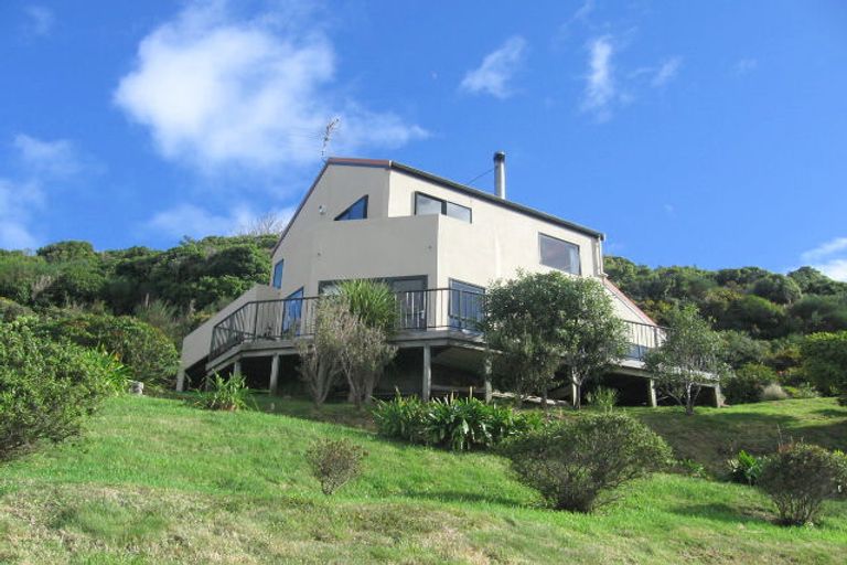 Photo of property in 123 Maungaraki Road, Korokoro, Lower Hutt, 5012