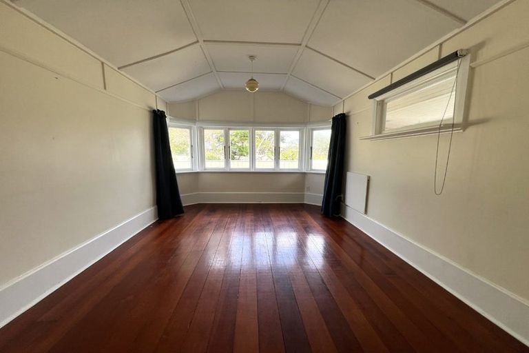 Photo of property in 83 Apu Crescent, Lyall Bay, Wellington, 6022