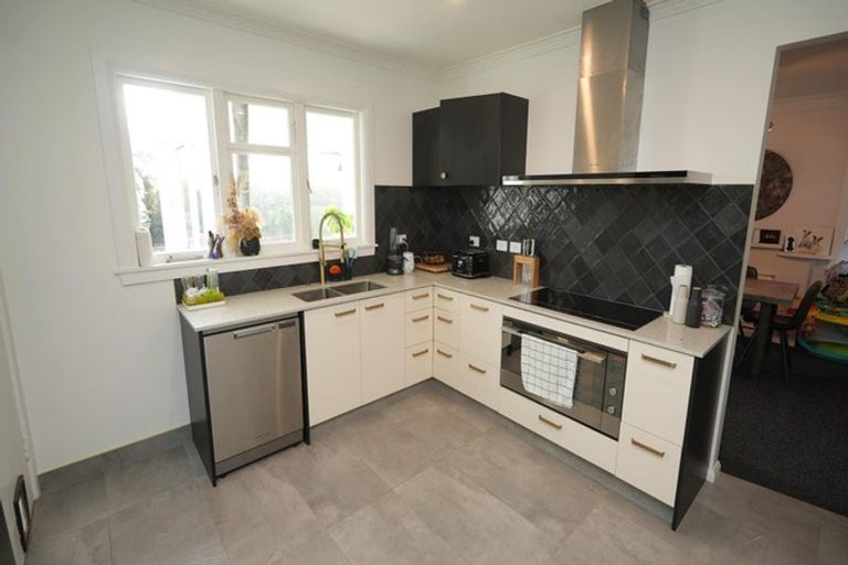 Photo of property in 37 Winston Avenue, Hokowhitu, Palmerston North, 4410