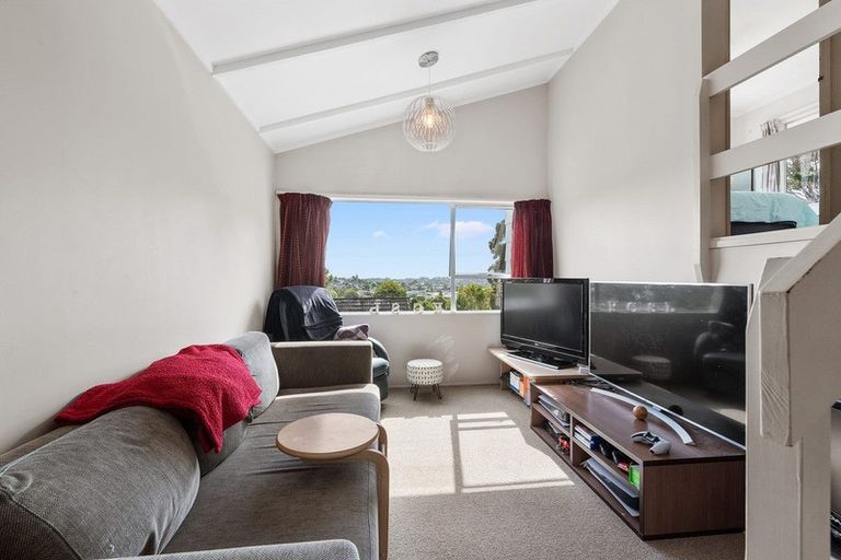 Photo of property in 2/8 Glenvale Place, Totara Vale, Auckland, 0629