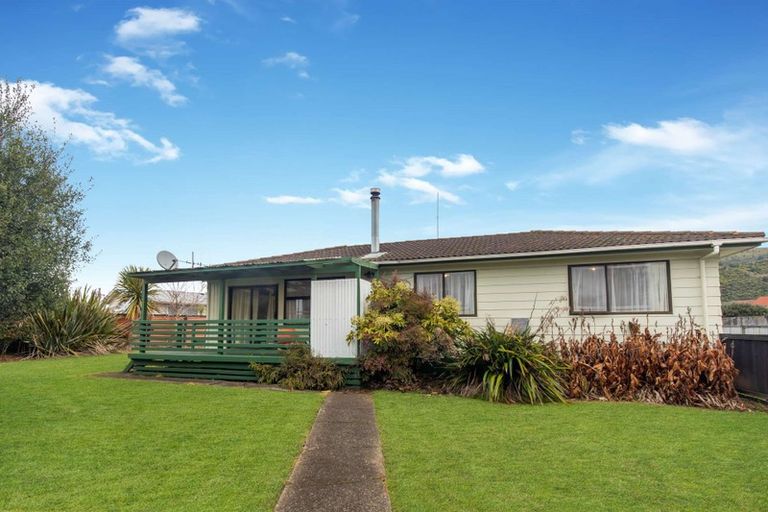 Photo of property in 15 Matthew Place, Kawaha Point, Rotorua, 3010