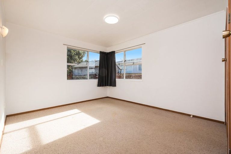 Photo of property in 52 Cockayne Crescent, Sunnynook, Auckland, 0620