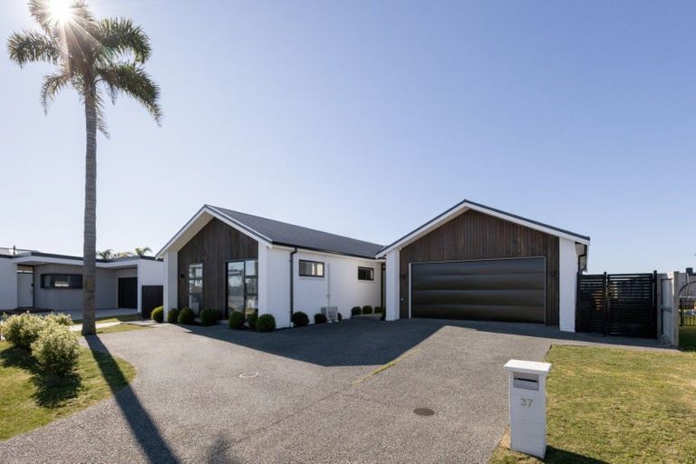 Photo of property in 37 Colpoma Close, Papamoa Beach, Papamoa, 3118