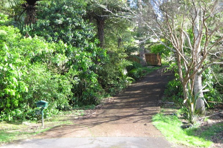 Photo of property in 56 Rauhuia Crescent, Parau, Auckland, 0604